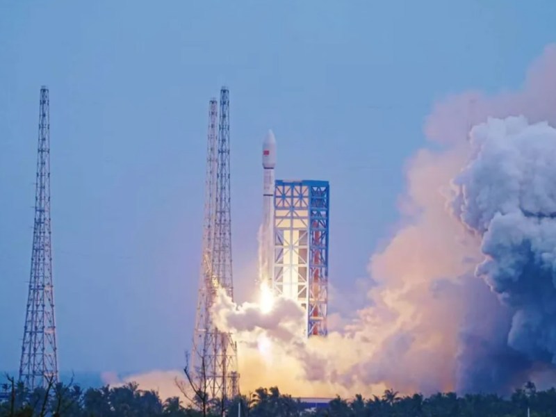 A Long March 12 rocket lifts off from the Wenchang Commercial Launch Site in Hainan, China, on August 4, 2025, trailing a bright plume of exhaust and thick clouds of smoke against a twilight sky. The rocket is carrying a batch of low Earth orbit broadband satellites developed by GalaxySpace.