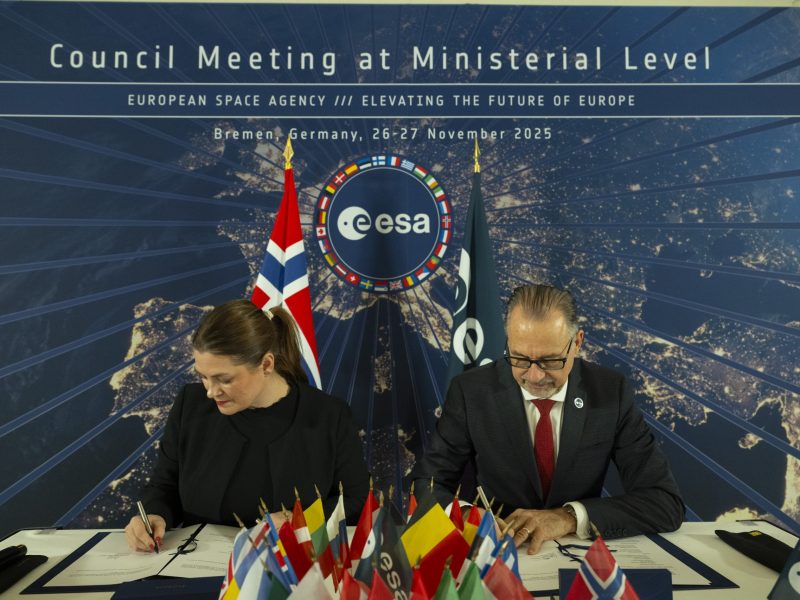 Arctic Space Centre signing ceremony